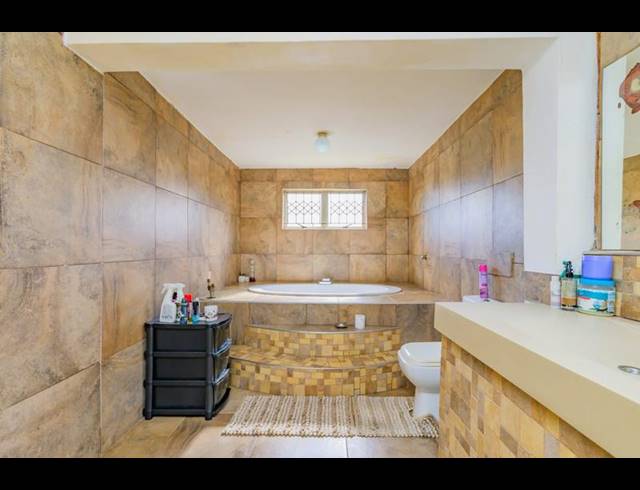 4 BEDROOM HOUSE FOR SALE IN QUEENSBURGH CENTRAL